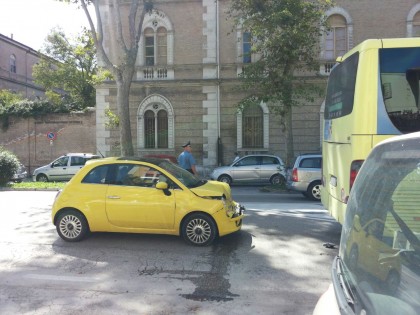 Tamponamento in Viale Gramsci: ferito il conducente dell’automobile item-thumbnail