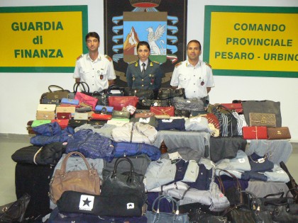 Merce contraffatta: sequestrati 186 capi alla Fiera di San Nicola item-thumbnail