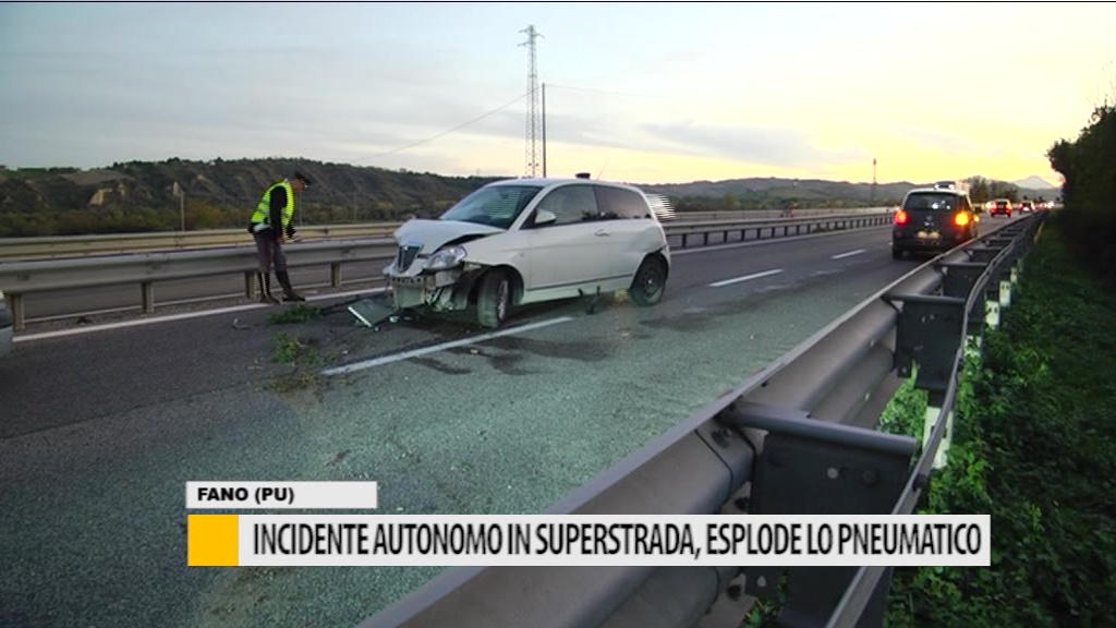Incidente autonomo in superstrada, esplode lo pneumatico - VIDEO ...