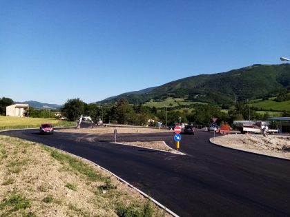Urbino, aperta al traffico la nuova rotatoria di Canavaccio: si chiamerà “Brombolona” item-thumbnail