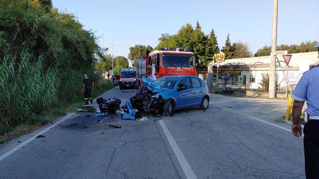 Scontro tra auto e moto sulla Flaminia a Fano: atterra l'eliambulanza ...